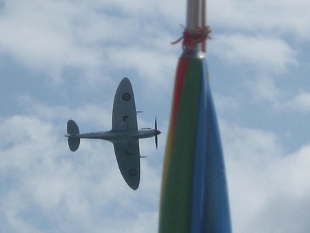 spitfire - air, bornemouth, ww2, bomber, 2009, britain, lancaster, of, spitfire, battle, memorial, hurricane, flight, fesitval, raf