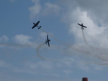 The Blades Aerobatic Display Team's Break - blades, aerobatic, bounemouth, air, ex, 2009, amazing, red, display, arrows, team, festival