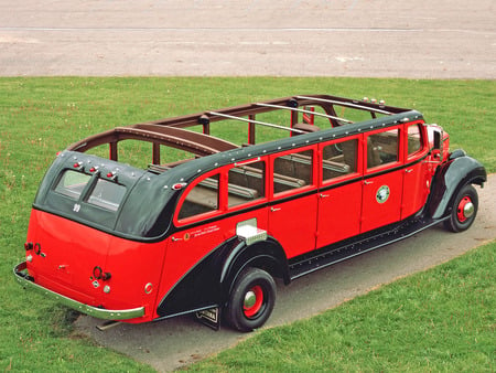 White GNP Red Bus 1930 - white, red, bus, gnp, 1930