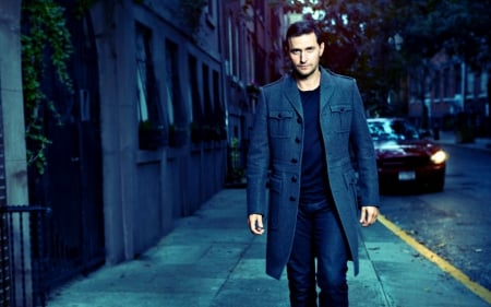 Richard Armitage - street, car, richard armitage, blue, man, actor