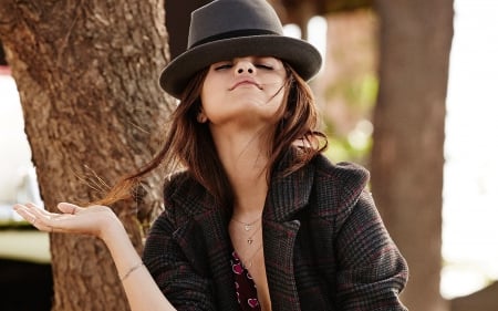 Selena Gomez - actresses, models, people, hat, music, singer, entertainment, selena gomez, beautiful, celebrity