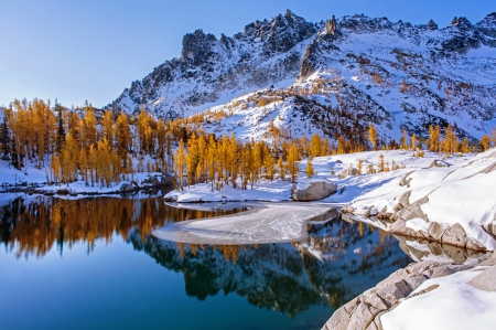 Winter in leprechaun lake - ice, autumn, lake, sky, mountain, hills, trees, winter, serenity, forest, reflection, frost, tranquil, mirror, snow, beautiful