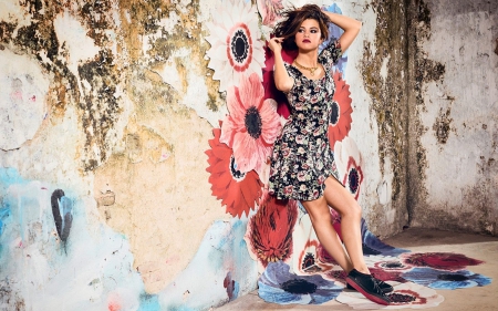 Selena Gomez - people, beautiful, dress, singer, models, entertainment, celebrity, flowers, music, actresses, selena gomez