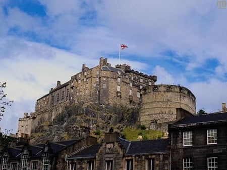 English Castle - buildings, mountain, castle, flag, english