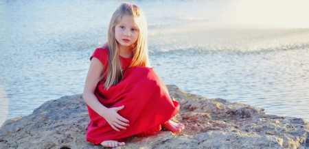 little girl - people, eyes, belle, sightly, white, face, childhood, fair, giirl, prone, little, bonny, adorable, set, child, nature, beautiful, pink, sweet, feet, sea, nice, beauty, photography, pretty, baby, cute, kid, dainty, girl, lovely, pure, comely, blue, desktopnexus, smile, blonde