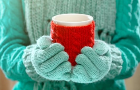 Winter Drink - drink, coffee, craciun, hot, winter, gloves, cacao, cup, christmas, hand, red, green, card