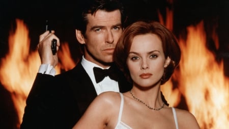 Pierce Brosnan with Izabella Scorupco - pierce, izabella, goldeneye, bond