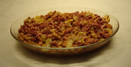 Bruinbonen met gebakken spek en uien. - kidney beeans, pork, food, onion