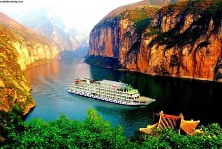 Yangtze River in Asia - yacht, nature, yangtze river, beach rocks, mountains, rivers