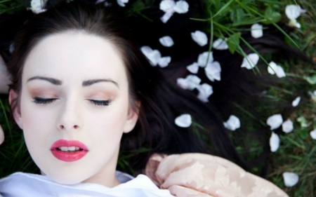 Pretty Face - face, petals, woman, sleep