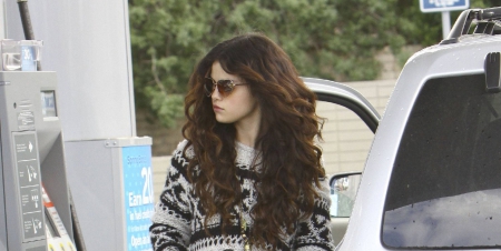 Selena Gomez sporting heart sunglasses - sexy, girl, hot, teen, cute