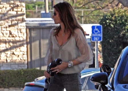 Cindy Crawford at gas station - sexy, girl, hot, teen, cute