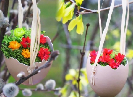 Hanging eggs with flowers - eggs, flowers, easter, hanging, decor, plants