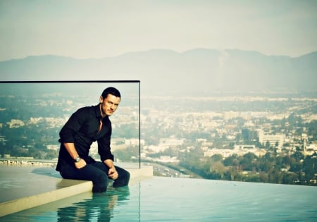 Luke Evans - glass, water, city, luke evans, actor, blue, man