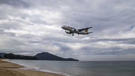 Landing - landing, plane, sea, clouds