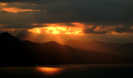 Sun Ray on the Evening Lake - clouds, sunset, nature, tropical, lake, mountains, reflection, sky