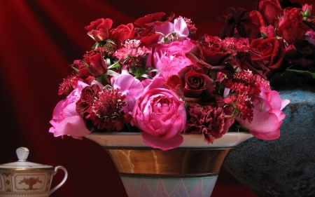 Flowers - vase, roses, blossoms, porcelain, red, pink, still life