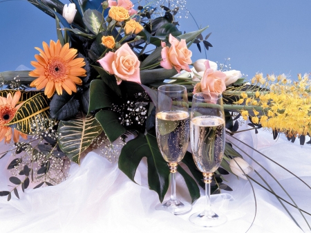 Wedding Glass and Champagne - flowers, champagne, wedding, bouquet, glass