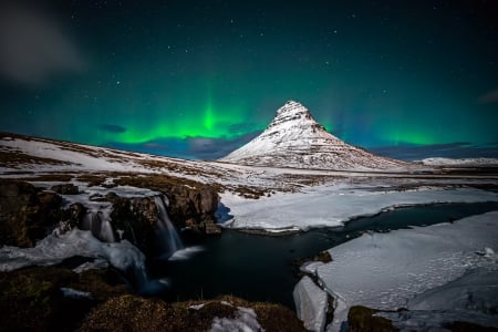 Aurora Borealis - nature, aurora borealis, beauty, lakes, mountain