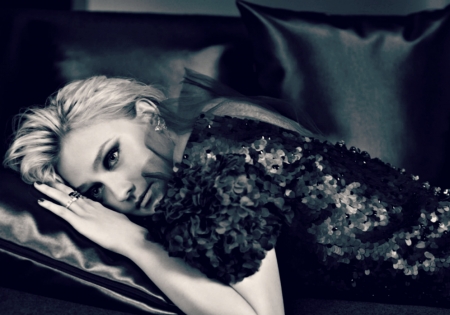 Dakota Fanning - bw black, white, Dakota Fanning, sofa, woman, girl, blonde, actress