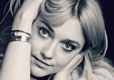 Dakota Fanning - white, woman, face, actress, girl, bw black, dakota fanning, blonde