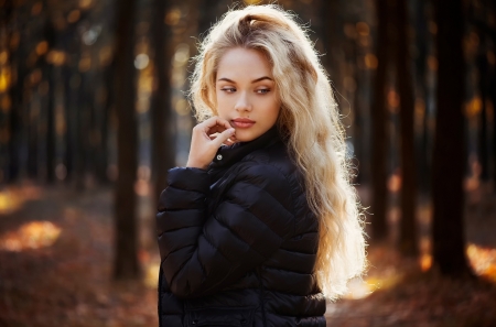 Beautiful Girl at bagkground Sunlight - girls, woman, pretty face, sunlight, female, hair, lovely, model, attractive, face, gorgeous, pretty, beautiful