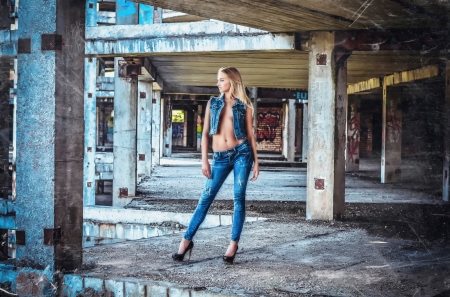 Blue Jean Beauty - beauty, style, sexy, hair, jeans, fashion, heels, model, legs, pretty, blue, belly, blonde