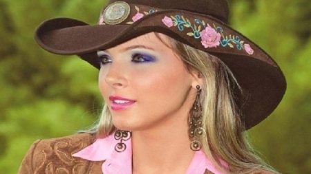 BEAUTIFUL BLONDE COWGIRL