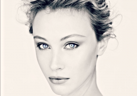 Sarah Gadon - woman, beauty, sarah gadon, actress, girl, blue eyes, bw, black, face, white, portrait