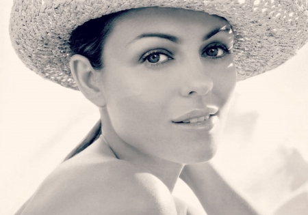 Elizabeth Hurley - actress, hat, elizabeth hurley, summer, bw, black, model, white, green eyes