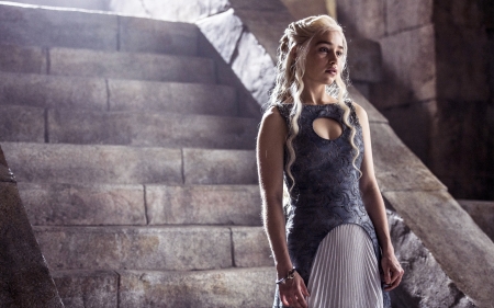 Daenerys Targaryen - game of thrones, people, emilia clarke, beautiful, tv series, dress, models, entertainment, daenerys targaryen, celebrity, actresses