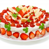 Strawberry cake with bananas