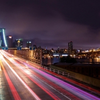 brooklyn bridge at night in long exposure