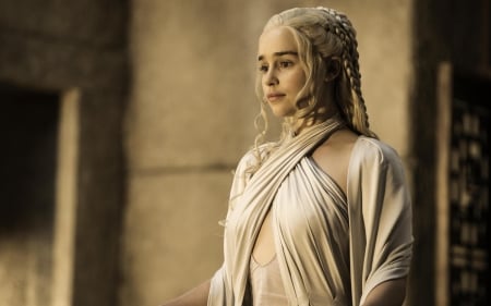 Daenerys Targaryen - game of thrones, people, emilia clarke, beautiful, tv series, models, entertainment, daenerys targaryen, celebrity, actresses