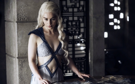 Daenerys Targaryen - game of thrones, people, emilia clarke, beautiful, tv series, models, entertainment, daenerys targaryen, celebrity, actresses