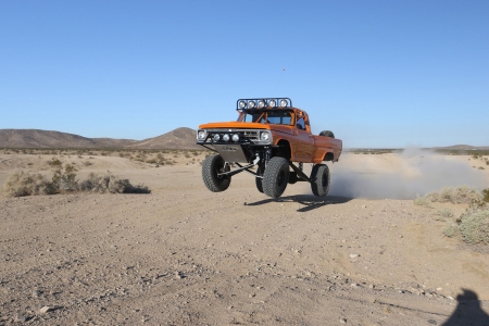 1971-Ford-F100 - sand, jump, light bar, classic