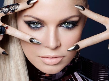 fergie - nails, singer, jewllery, eyes