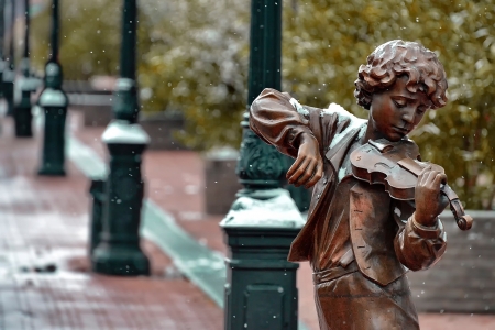 Violonist - street, instrument, statue, violonist, brown, vioin, boy, man, green