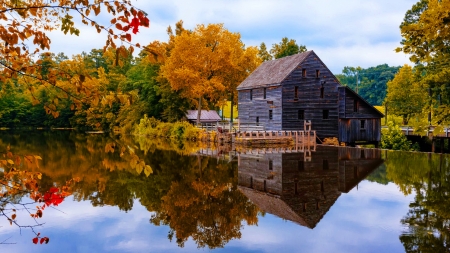 House on autumn lakeshore - forest, fall, mirror, colroful, foliage, reflections, beautiful, serenity, cabin, lake, wooden, house, trees, tranquil, autumn