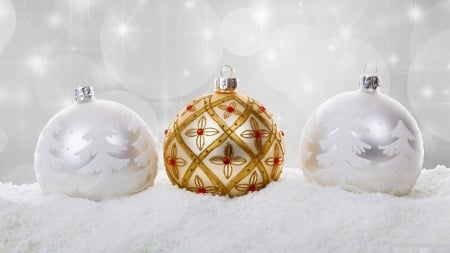 White and Gold Christmas Balls - December, occasion, beautiful, photography, photo, wide screen, holiday, decorations, Christmas