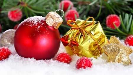 Decorations in the Snow - gifts, balls, presents, gold, tree, Feliz Navidad, decorations, Christmas, ribbons