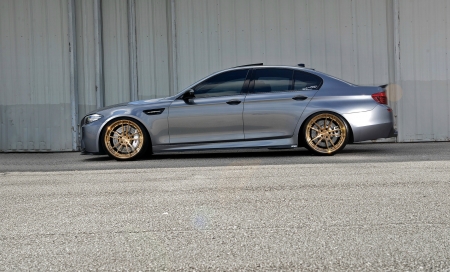 Bmw M5 - tint, custom wheels, gray, beamer