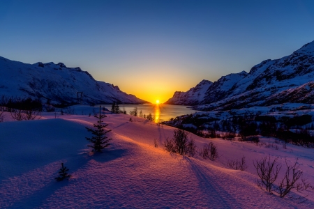 Winter light - rays, lake, sunlight, mountain, hills, landscape, sun, winter, glow, frost, aky, snow, beautiful