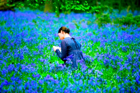 Reading Girl in Flowerfield