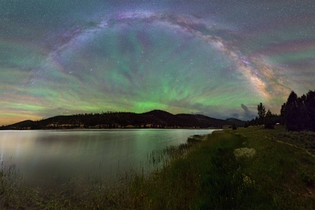 An Airglow Fan from Lake to Sky