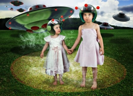 Dazed visitors - aliens, girl, john wilhelm, dazed visitors, children, copil, child, funny, green, sister, cute, couple