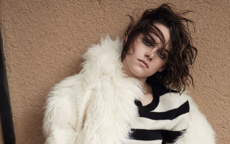 Kristen Stewart - woman, kristen stewart, actress, fur, girl, fashion, black, model, white