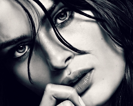 Isabeli Fontana - woman, girl, isabeli fontana, bw, black, model, white, face, hand