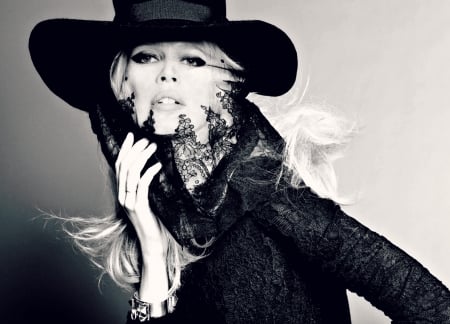 Claudia Schiffer - white, black, model, hat, bw, girl, claudia schiffer, woman