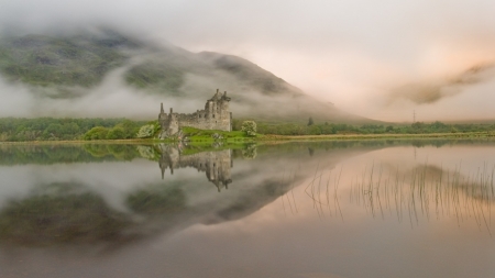 Castle of mist - lake, castle, nature, mist, scotland